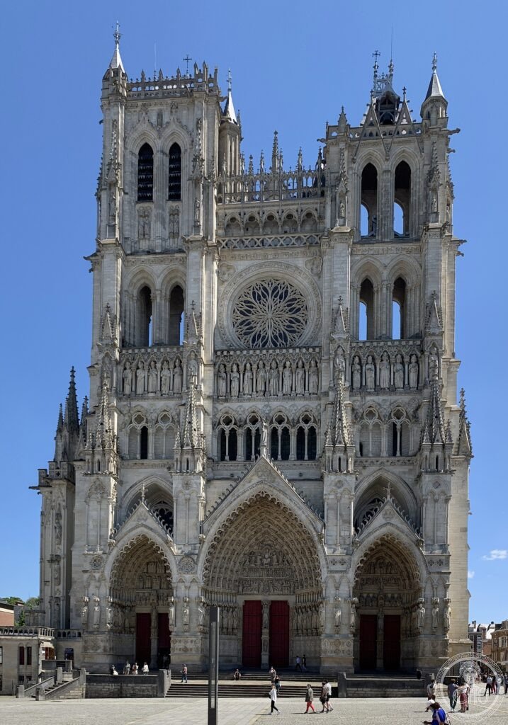 Facciata ovest della cattedrale gotica di Notre-Dame di Amiens con i tre portali scolpiti e i due torrioni, Francia