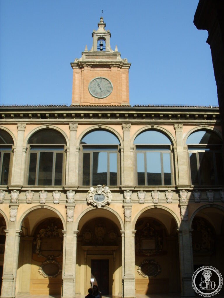 Arciginnasio Bologna 1563 primo edificio universitario Europa cortile colonnato stemmi araldici 6000