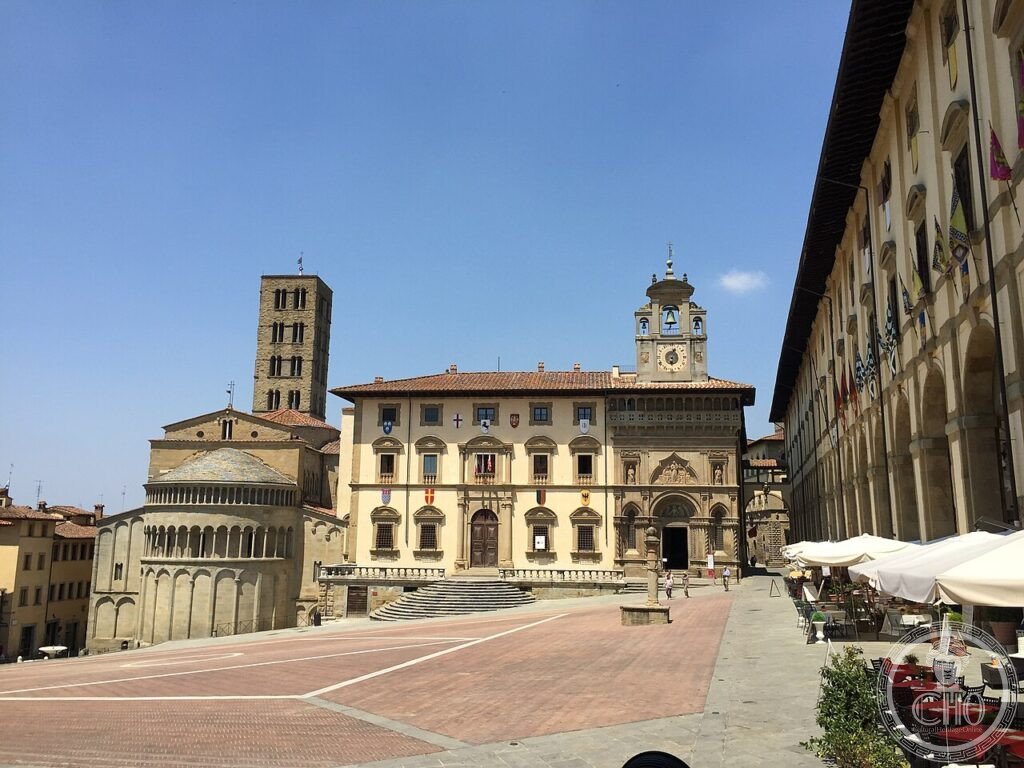 Arezzo Piazza Grande inclinata loggiato Vasari 1573 torre medievale Palazzo della Fraternita Toscana