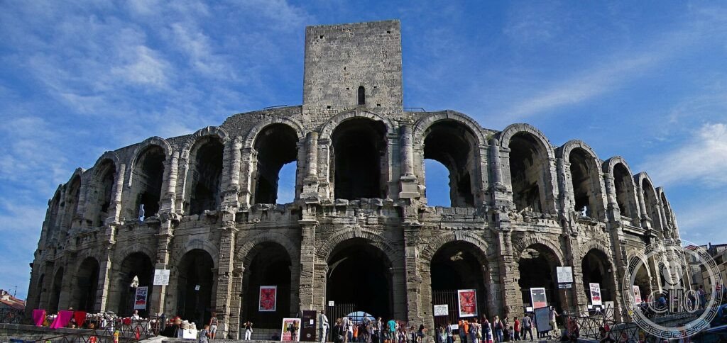 L'anfiteatro romano (Arènes) di Arles a due ordini di arcate, Provenza, Francia