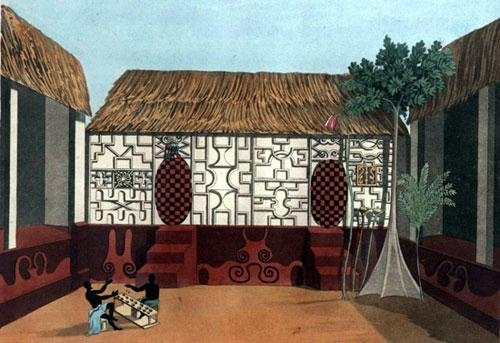 Edificio tradizionale Asante in Ghana: pareti in terra battuta con decorazioni geometriche e tetto a paglia