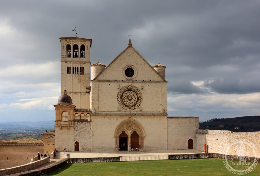 Assisi Basilica San Francesco facciata inferiore rosone scala 1228 bianco rosa Umbria UNESCO 2000