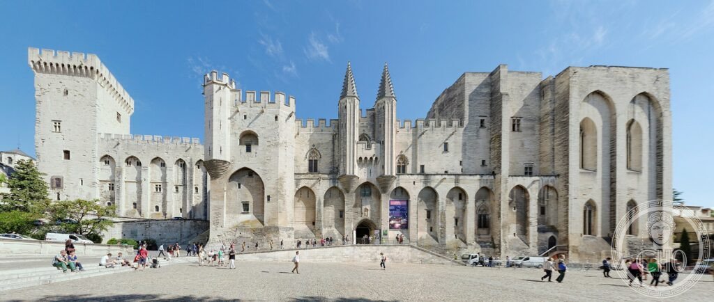 Il Palazzo dei Papi di Avignone, la più grande costruzione gotica del Medioevo, sul Rodano, Provenza, Francia