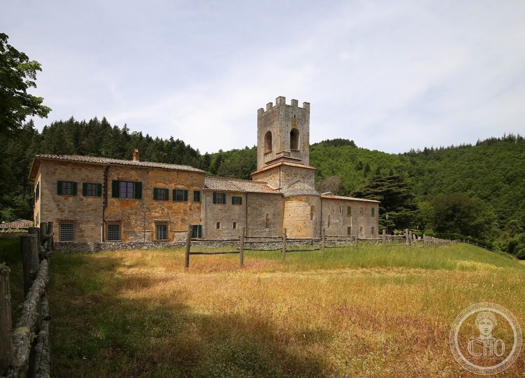 Badia a Coltibuono, torre romanica e fabbricati abbaziali tra i boschi del Chianti Classico, veduta panoramica, Gaiole in Chianti, Siena, Toscana