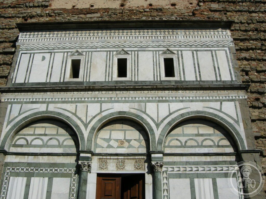 Badia Fiesolana, facciata romanica incompiuta di marmo bianco e verde incassata nella facciata rinascimentale, San Domenico di Fiesole, Firenze