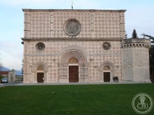 Basilica di Santa Maria di Collemaggio (1287): la Porta Santa di Celestino V, la Perdonanza UNESCO e la facciata rosa restaurata dopo il sisma