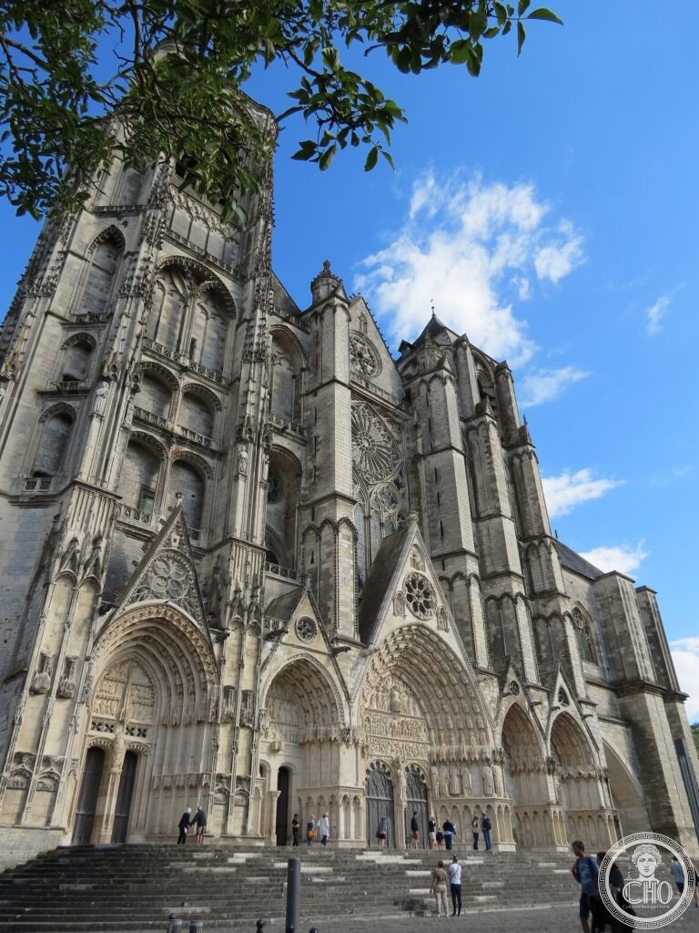 La facciata occidentale della cattedrale gotica di Saint-Étienne di Bourges con i cinque portali scolpiti, Francia