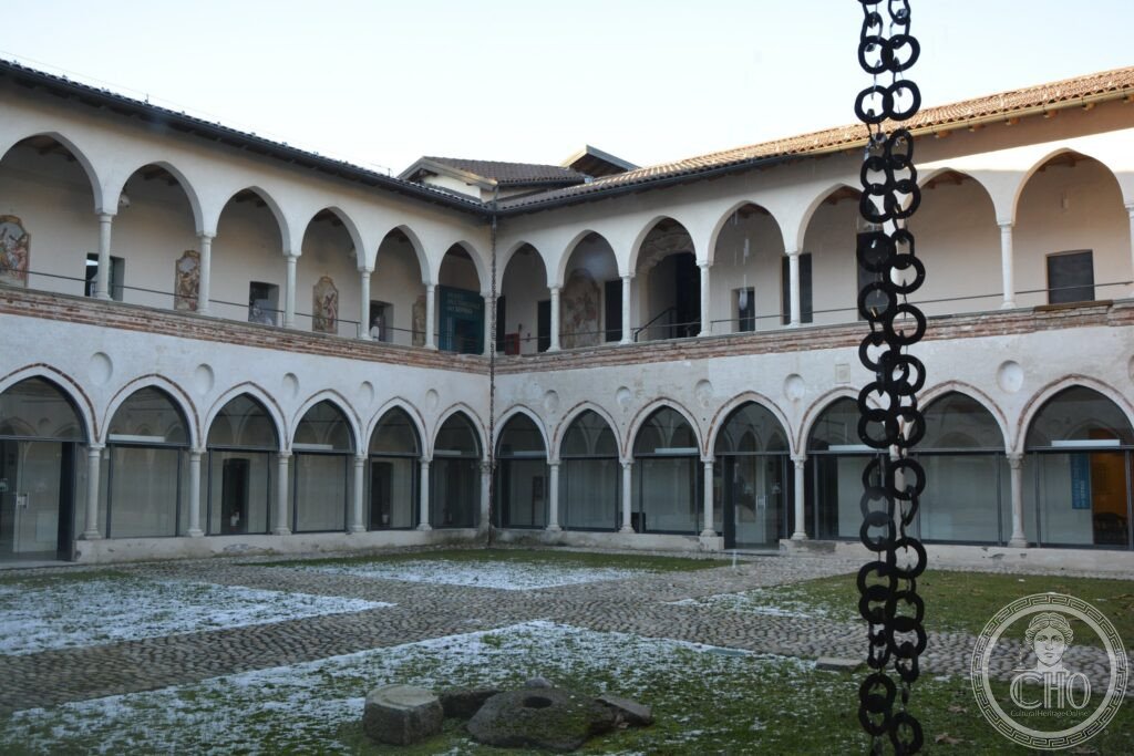 Chiostro del Monastero di Santa Maria Assunta di Cairate, portico quattrocentesco a colonne bianche, Varese, Lombardia