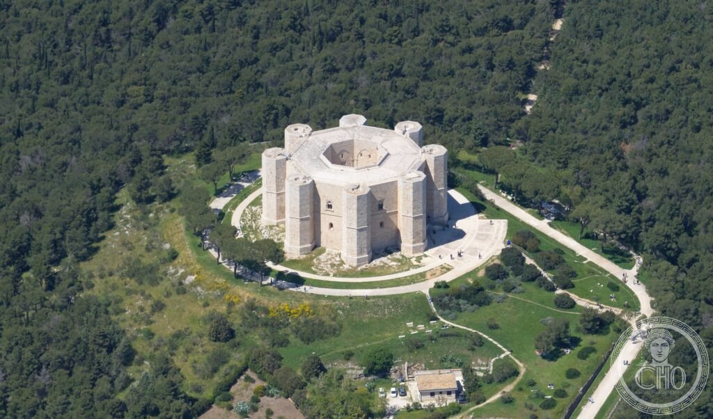 Castel del Monte 1240-1250 veduta aerea pianta ottagonale torri angolari Federico II di Svevia Puglia BT Barletta Andria Trani UNESCO 1996