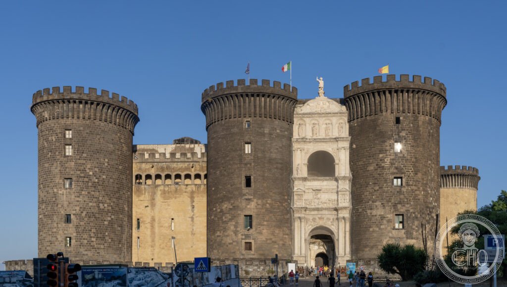 Castel Nuovo Maschio Angioino Napoli 1279 Carlo I Angiò arco trionfale Alfonso I Aragona 1443 UNESCO 1995