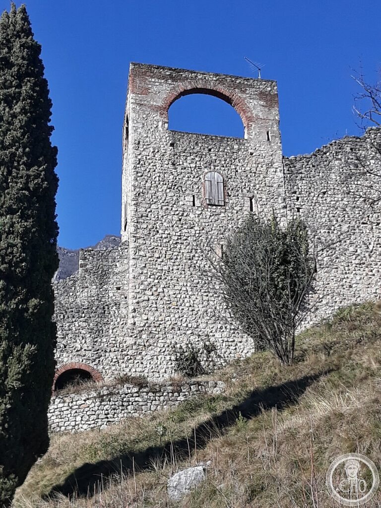 Castello di Avio Sabbionara Trento Trentino XII secolo affreschi medievali FAI vista panoramica