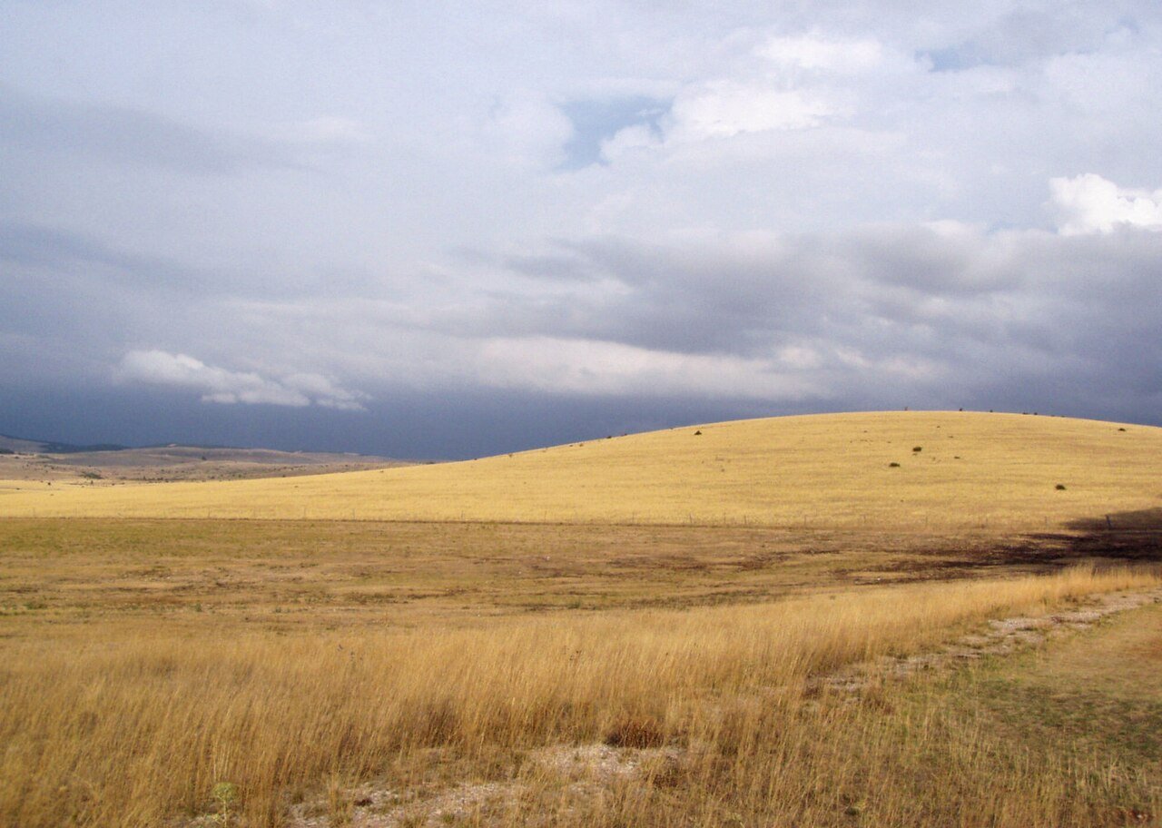 Il paesaggio calcareo dei Causses nel Massiccio Centrale francese