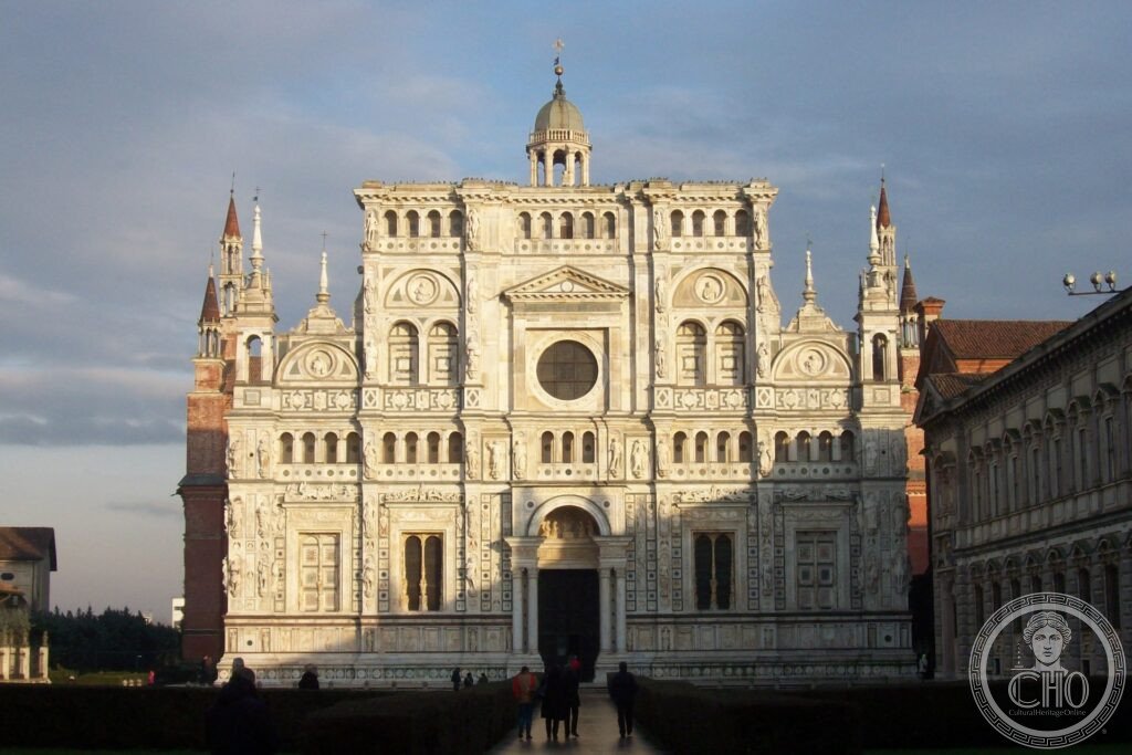 Certosa di Pavia, facciata del Duomo in marmo bianco rosa e verde del Rinascimento Lombardo con pinnacoli e trafori, Pavia