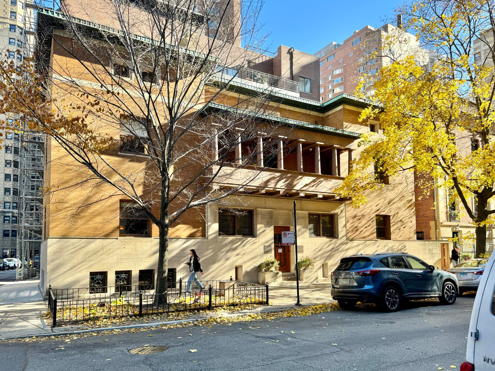 Charnley-Persky House, flat Roman-brick facade with central wooden balcony on Astor Street, Chicago