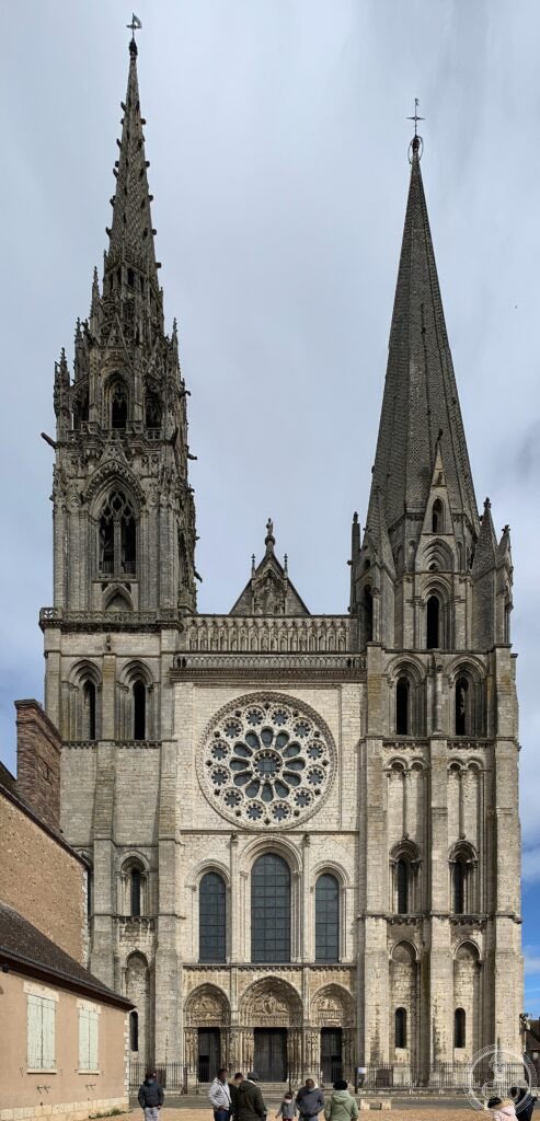 Cattedrale di Notre-Dame di Chartres, facciata gotica con le due guglie diverse, Centro-Valle della Loira, Francia