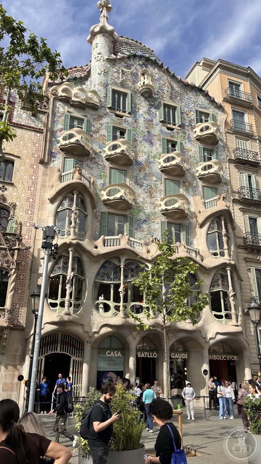 Casa Batlló — The full façade by day, with the scaled roof above.