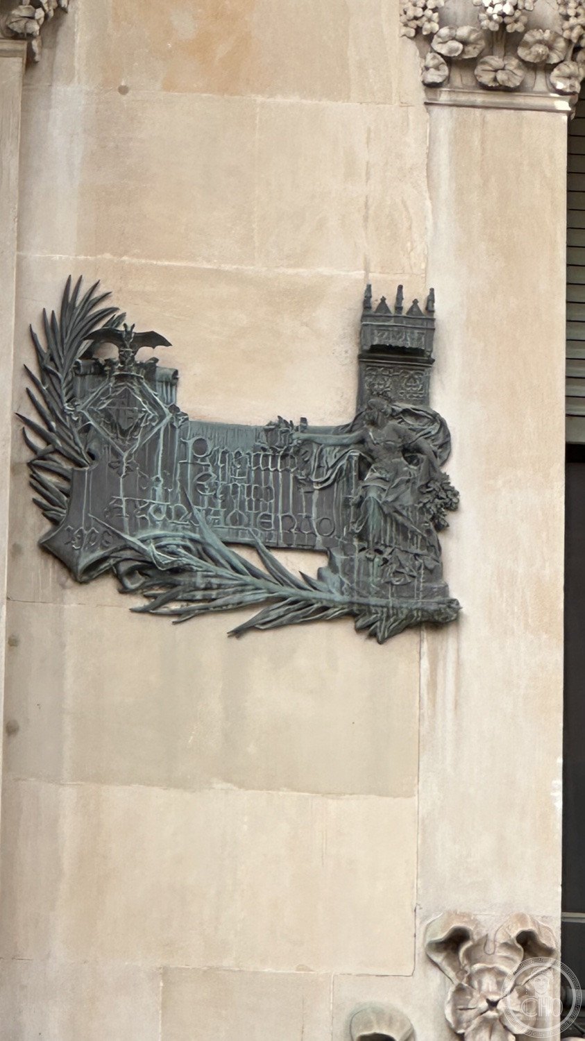 Casa Lleó Morera — The bronze plaque marking the city's architecture prize.