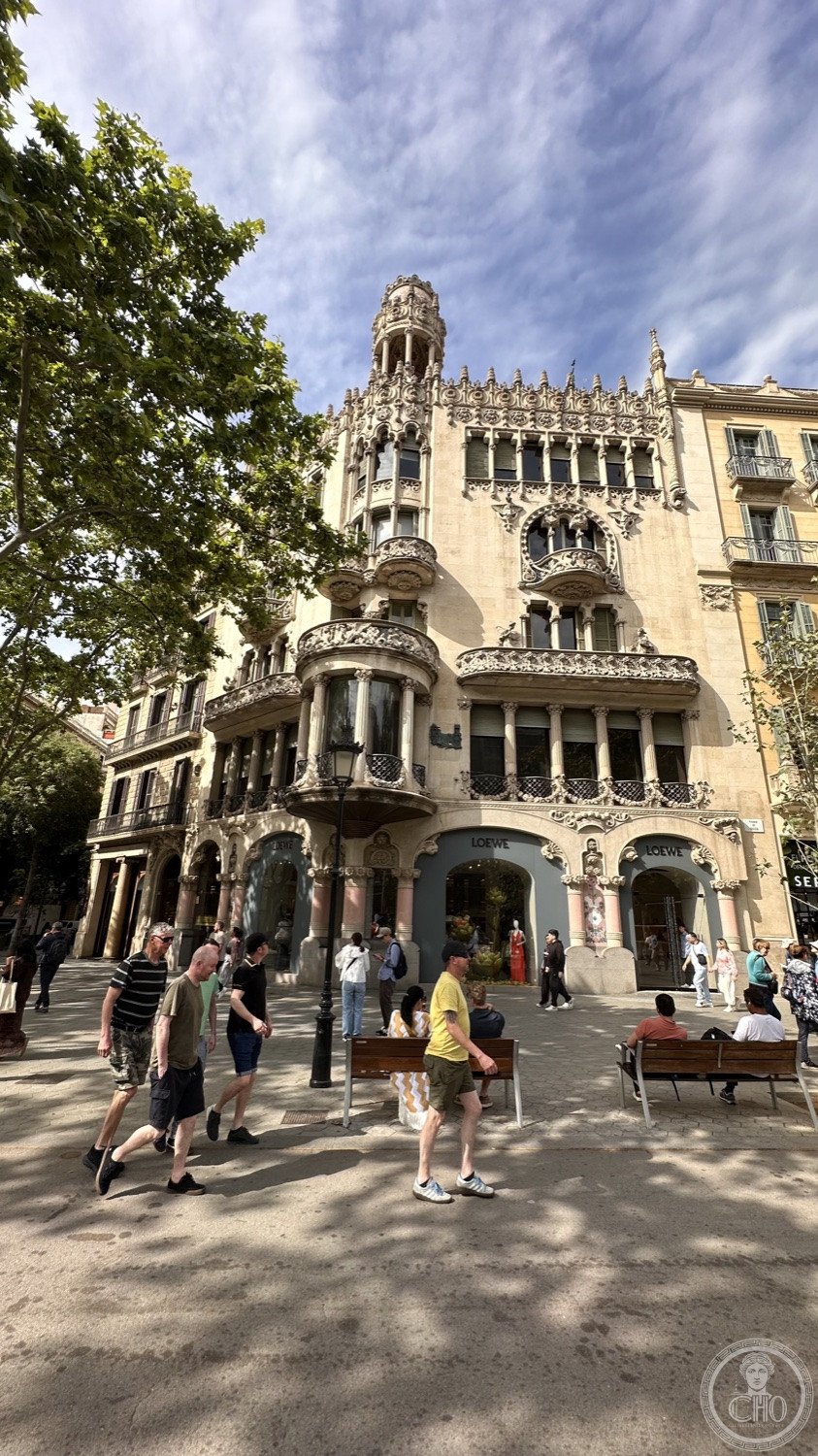 Casa Lleó Morera — The full corner of the house, crowned by its cupola.
