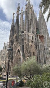 Basílica de la Sagrada Família — The Passion façade and its bundle of spires.