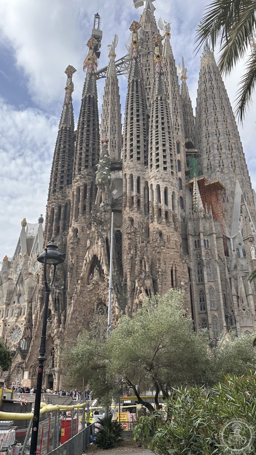 Basílica de la Sagrada Família — The Passion façade and its bundle of spires.