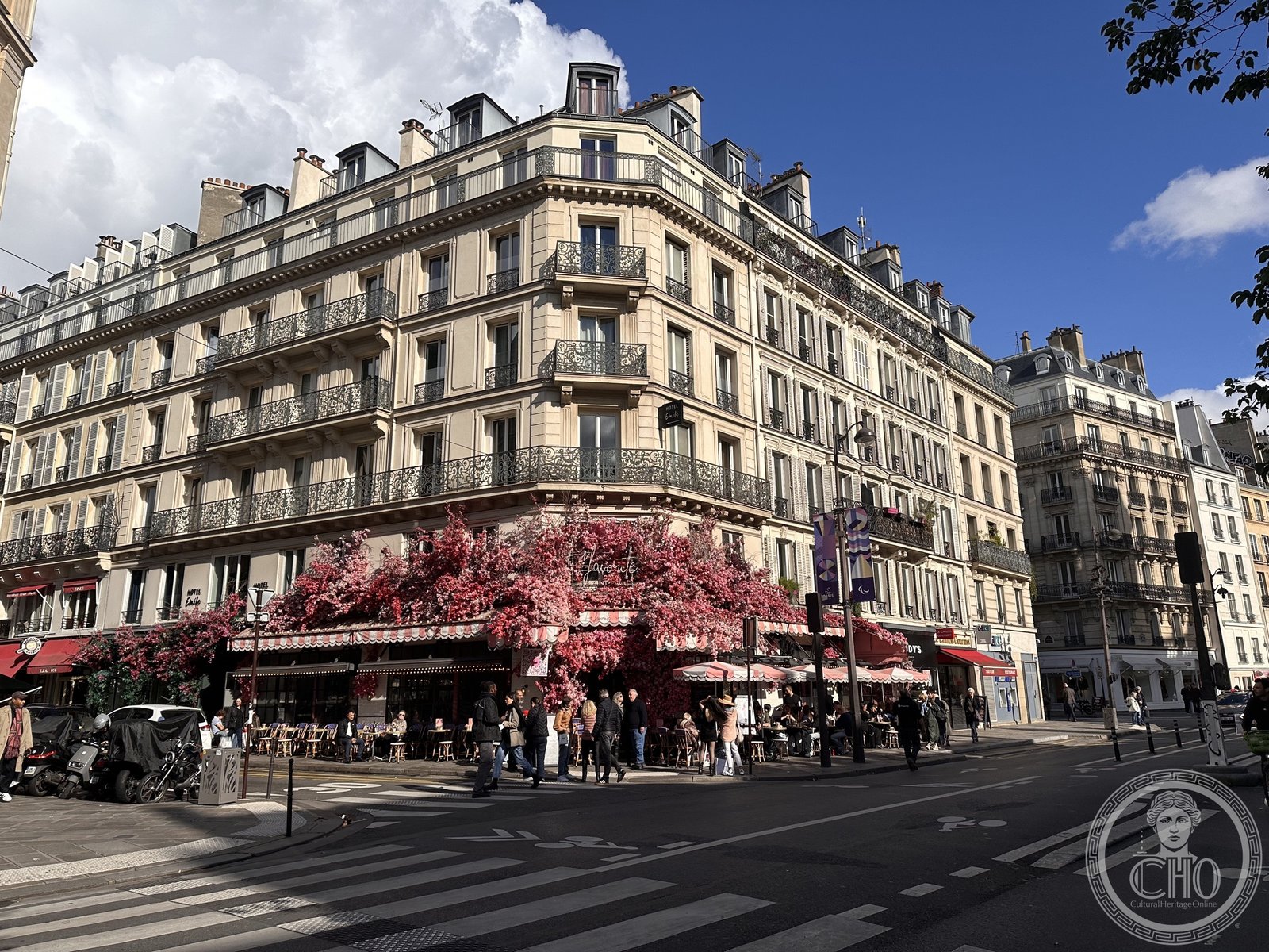 Art Nouveau building facade rue Pavée Marais — floral relief Paris