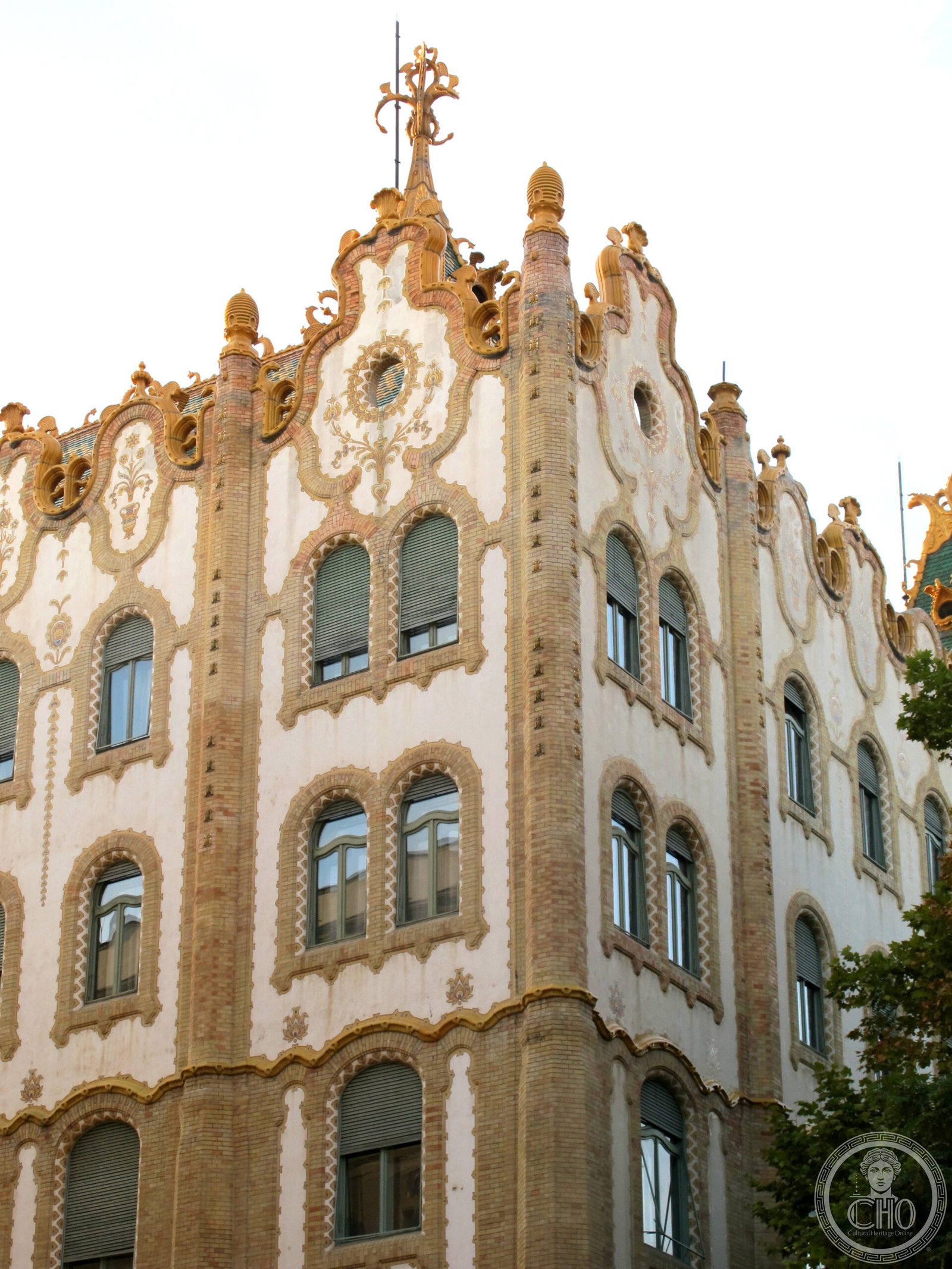 Hungarian Postal Savings Bank Budapest, ceramic bees and flower urns on the upper facade by Ödön Lechner