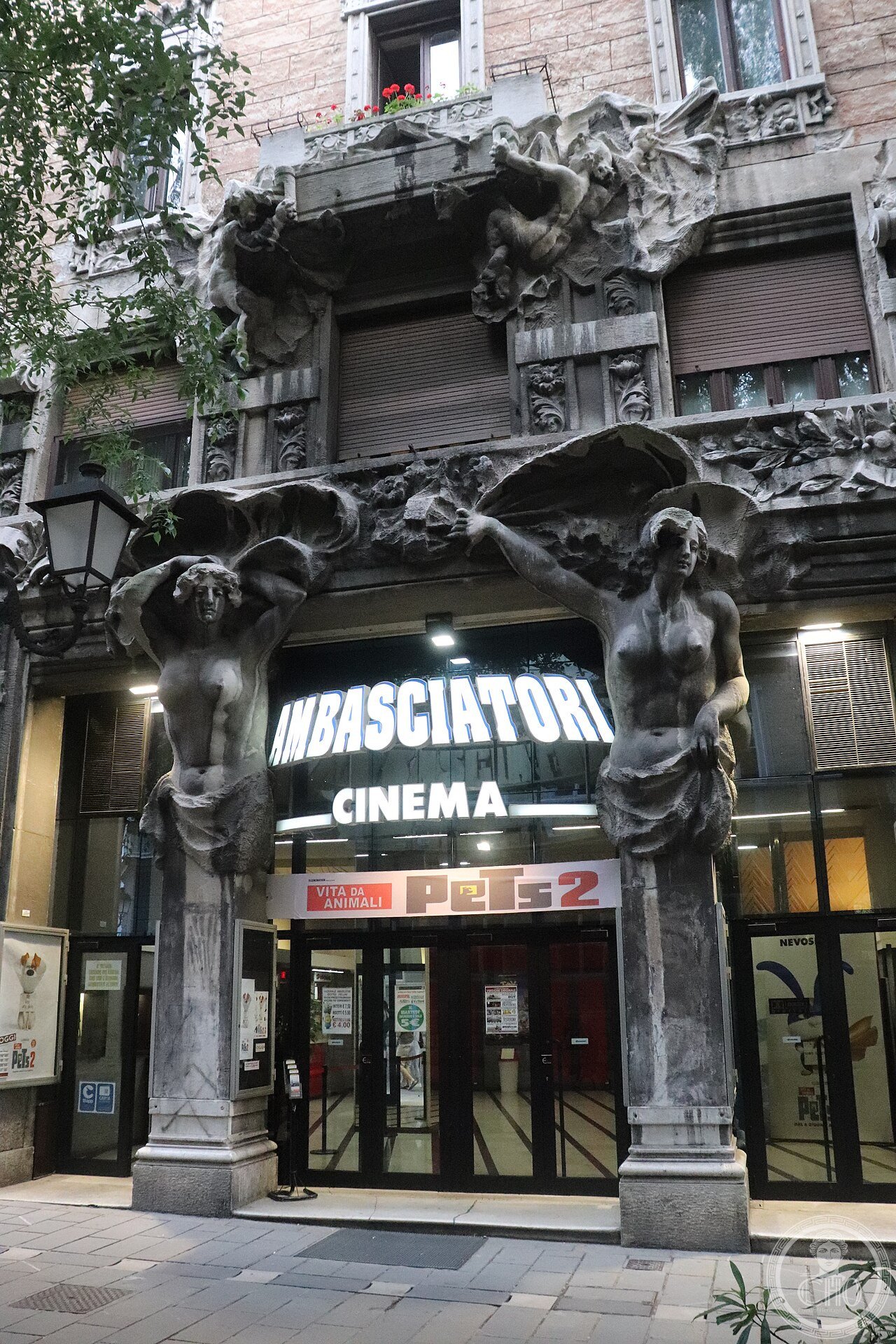 Palazzo Viviani-Giberti, Viale XX Settembre 35, Trieste — Giuseppe Sommaruga 1907, Liberty facade with Rathmann statues