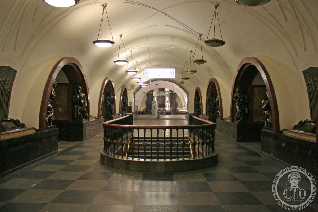 Ploshchad Revolyutsii Metro Station