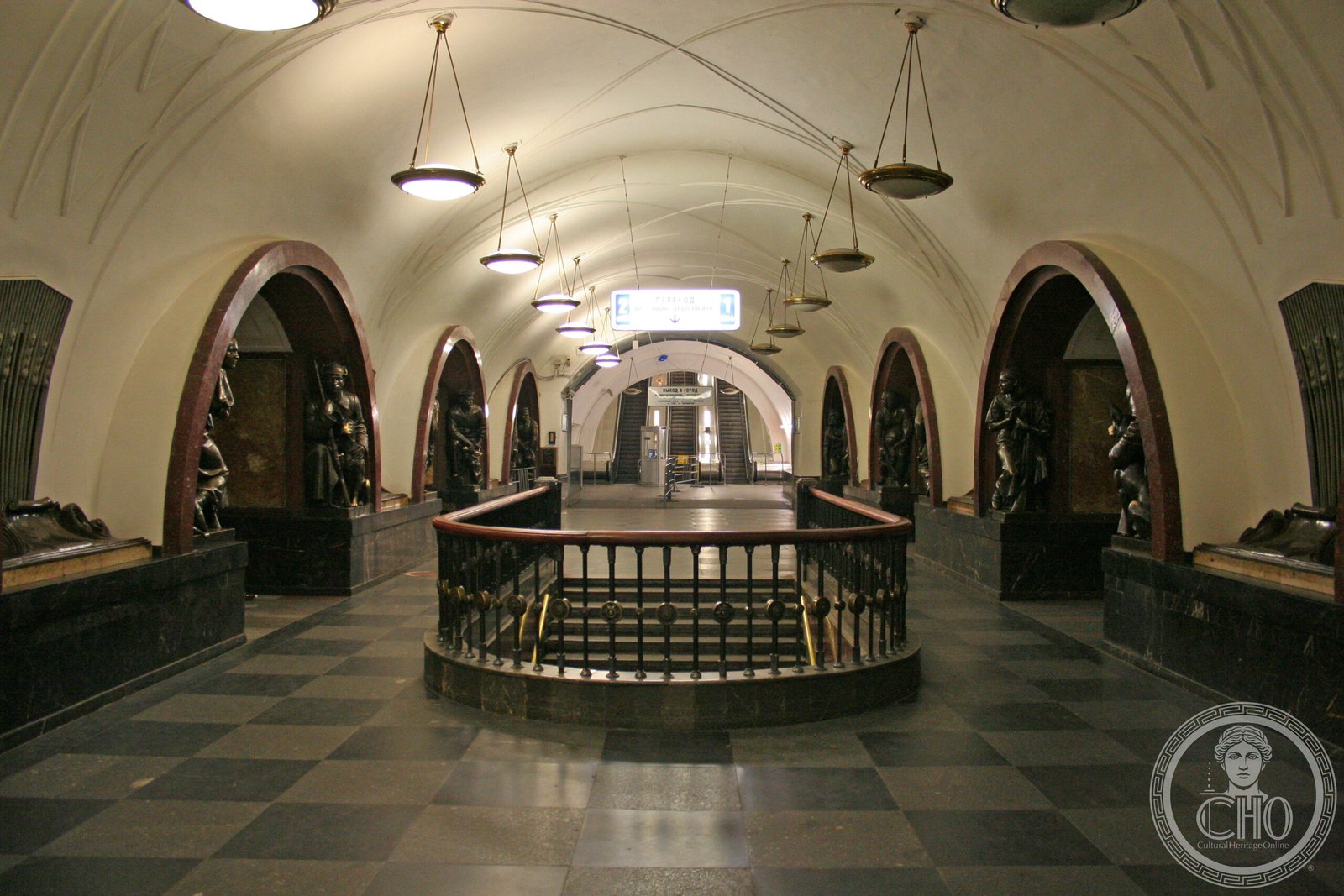 Ploshchad Revolyutsii Metro Station