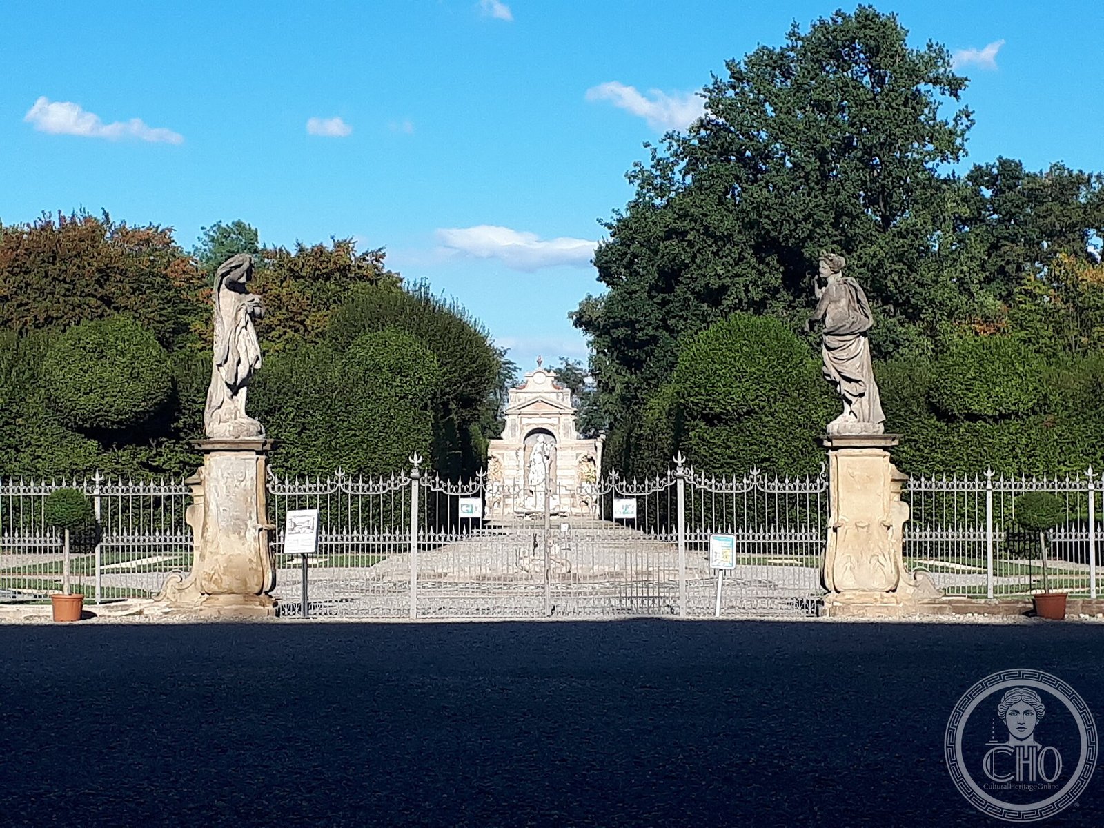Villa Arconati – FAR — via Wikimedia Commons Villa Arconati – FAR — via Wikimedia Commons
