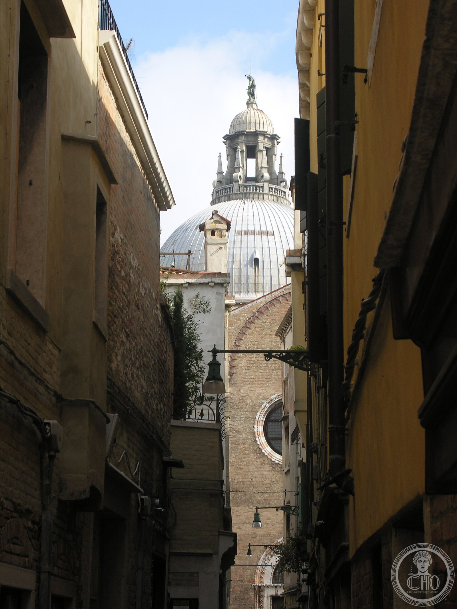 The Galleria l’Occhio — via Wikimedia Commons