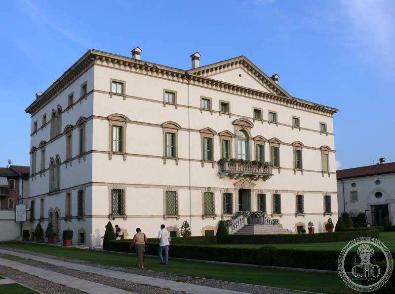 Villa Vecelli Cavriani — via Wikimedia Commons Villa Vecelli Cavriani — via Wikimedia Commons