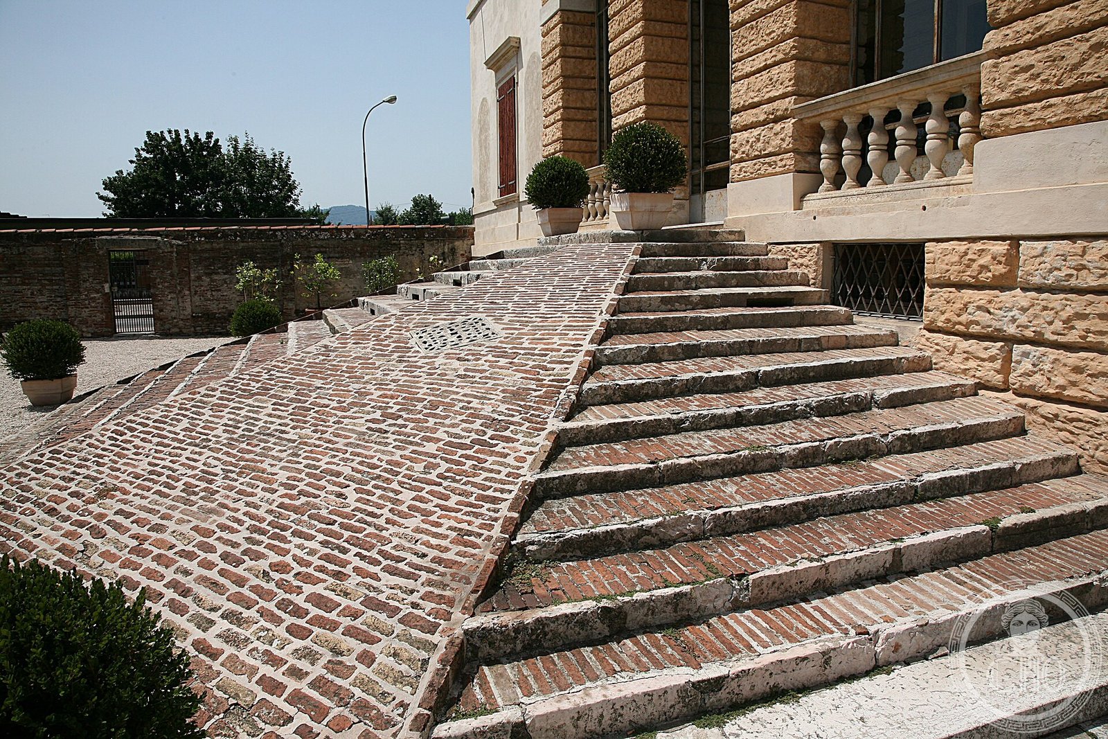 Villa Caldogno — via Wikimedia Commons Villa Caldogno — via Wikimedia Commons