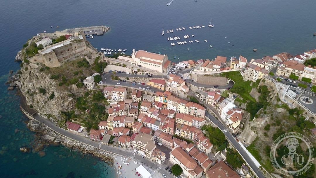 Castello Ruffo — via Wikimedia Commons