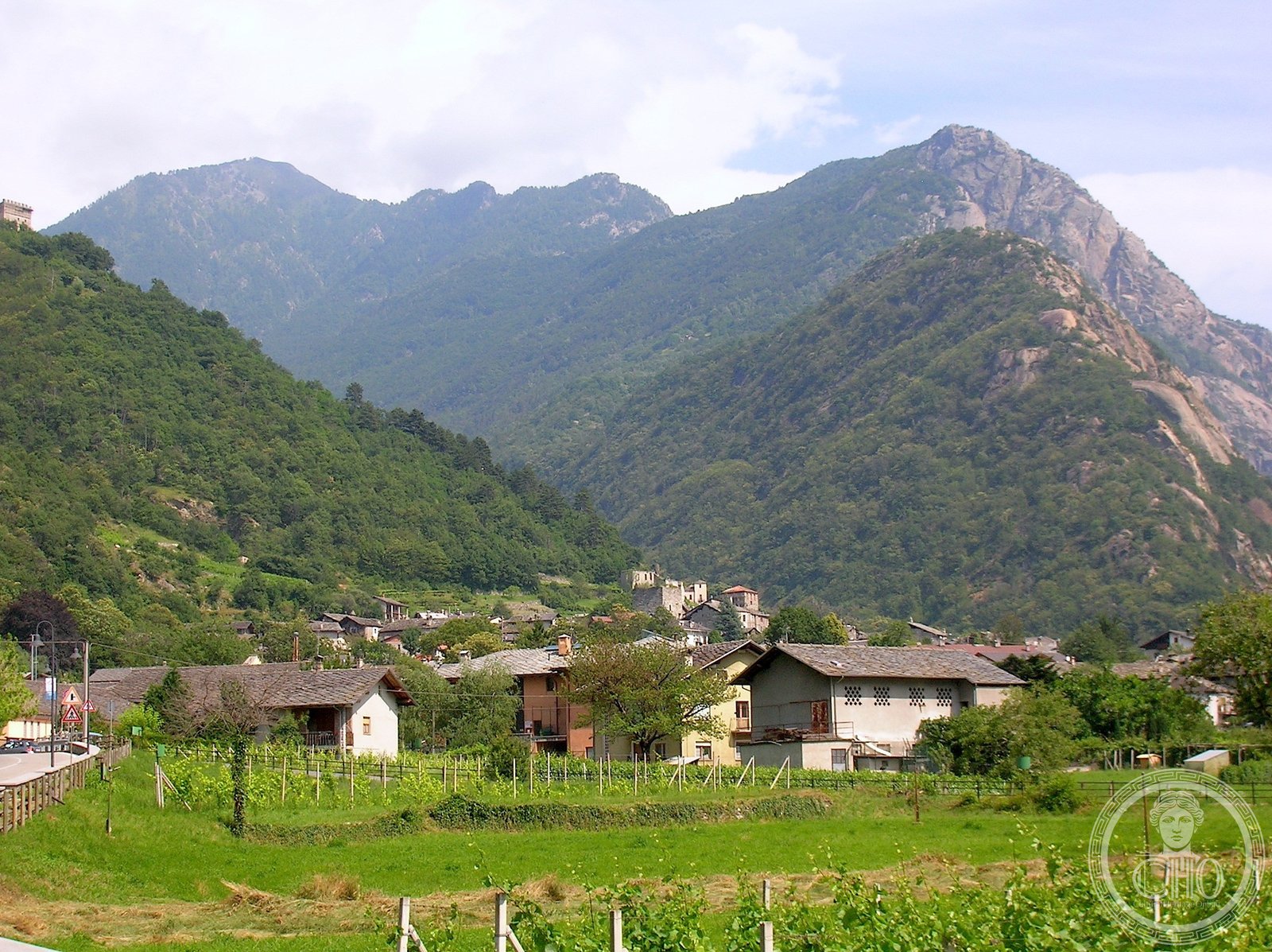Arnad — via Wikimedia Commons
