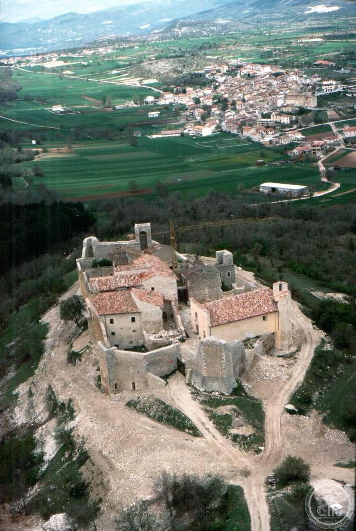 Castello Camponeschi — via Wikimedia Commons
