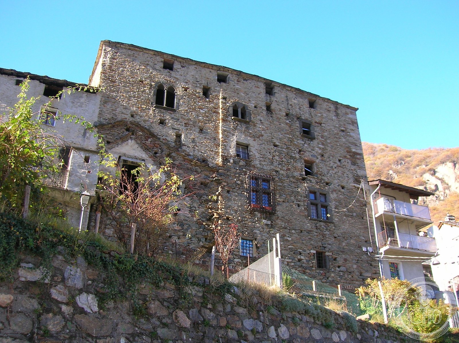Arnad Lower Vallaise Castle — via Wikimedia Commons