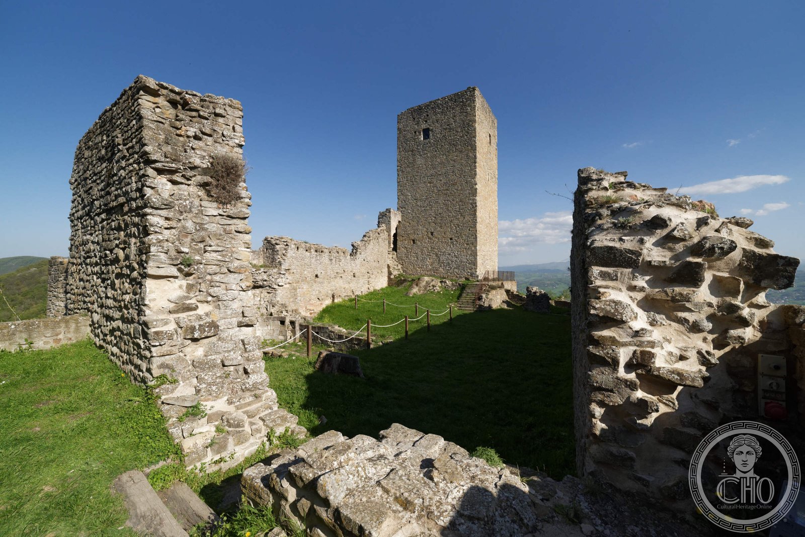 Castello delle Carpinete — via Wikimedia Commons