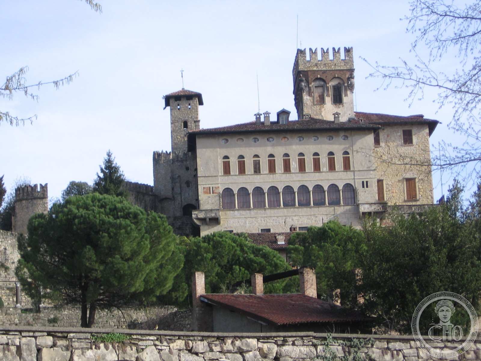 Castello Camozzi Vertova — via Wikimedia Commons