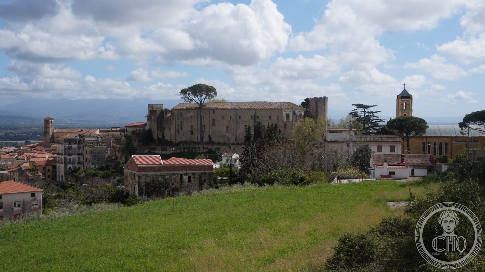 Castello Colonna — via Wikimedia Commons