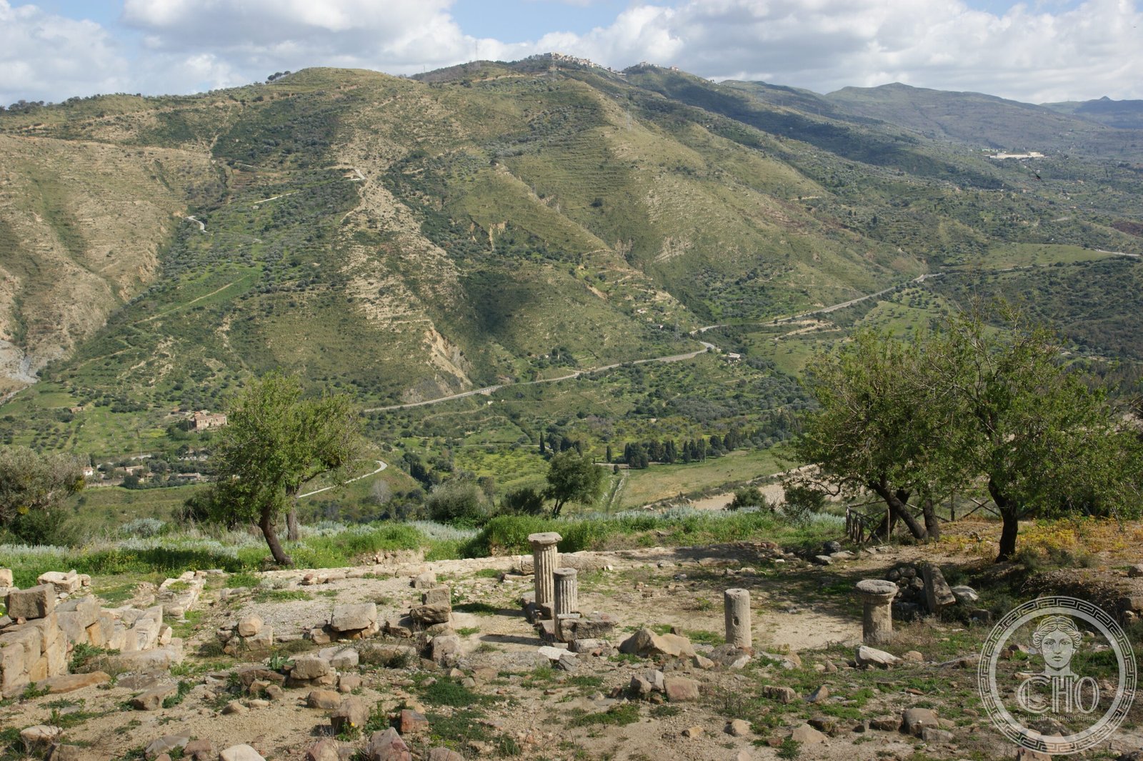Archaeological Zone Halaesa Arconidea — via Wikimedia Commons