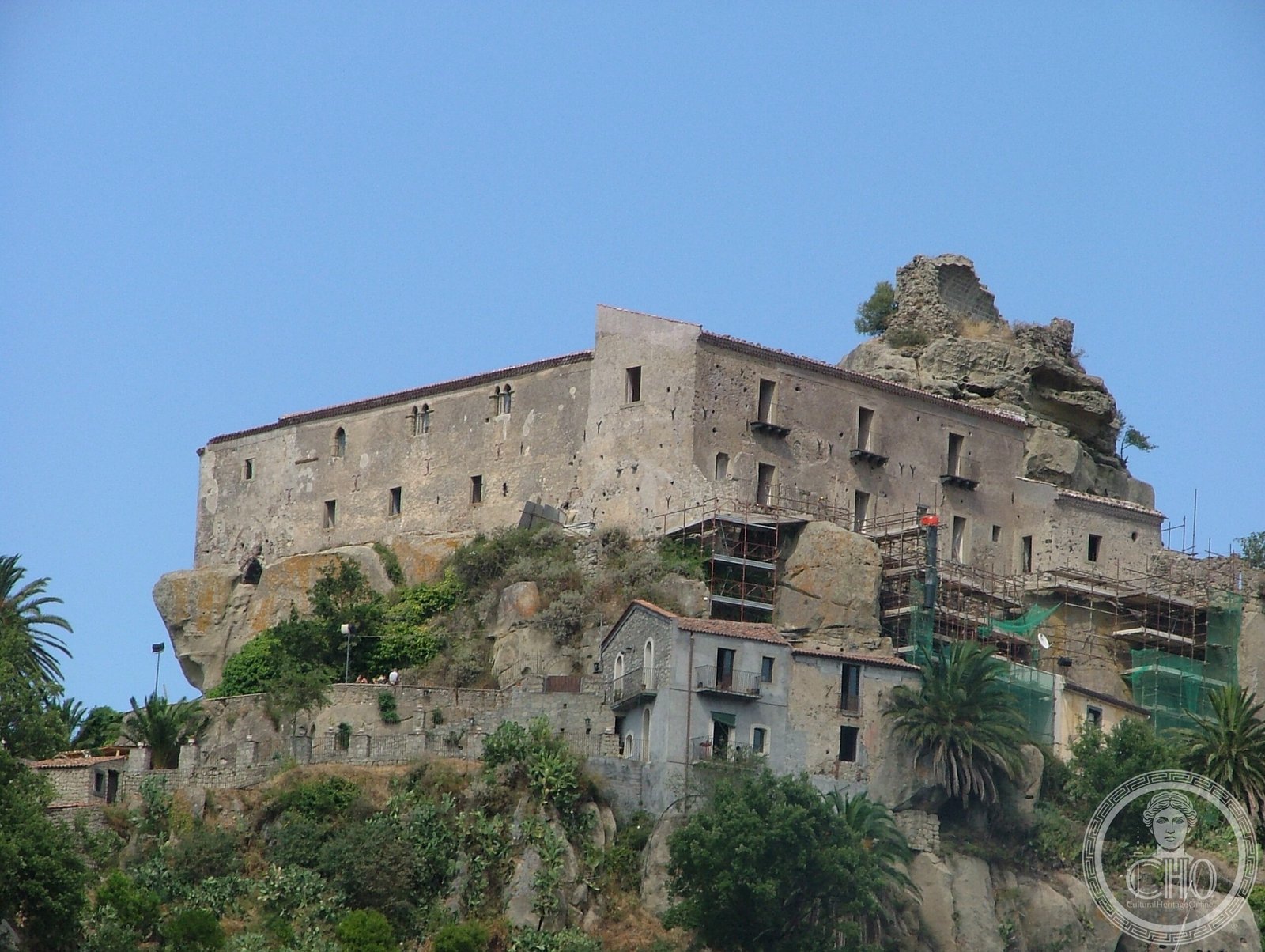 Castello di Lauria — via Wikimedia Commons