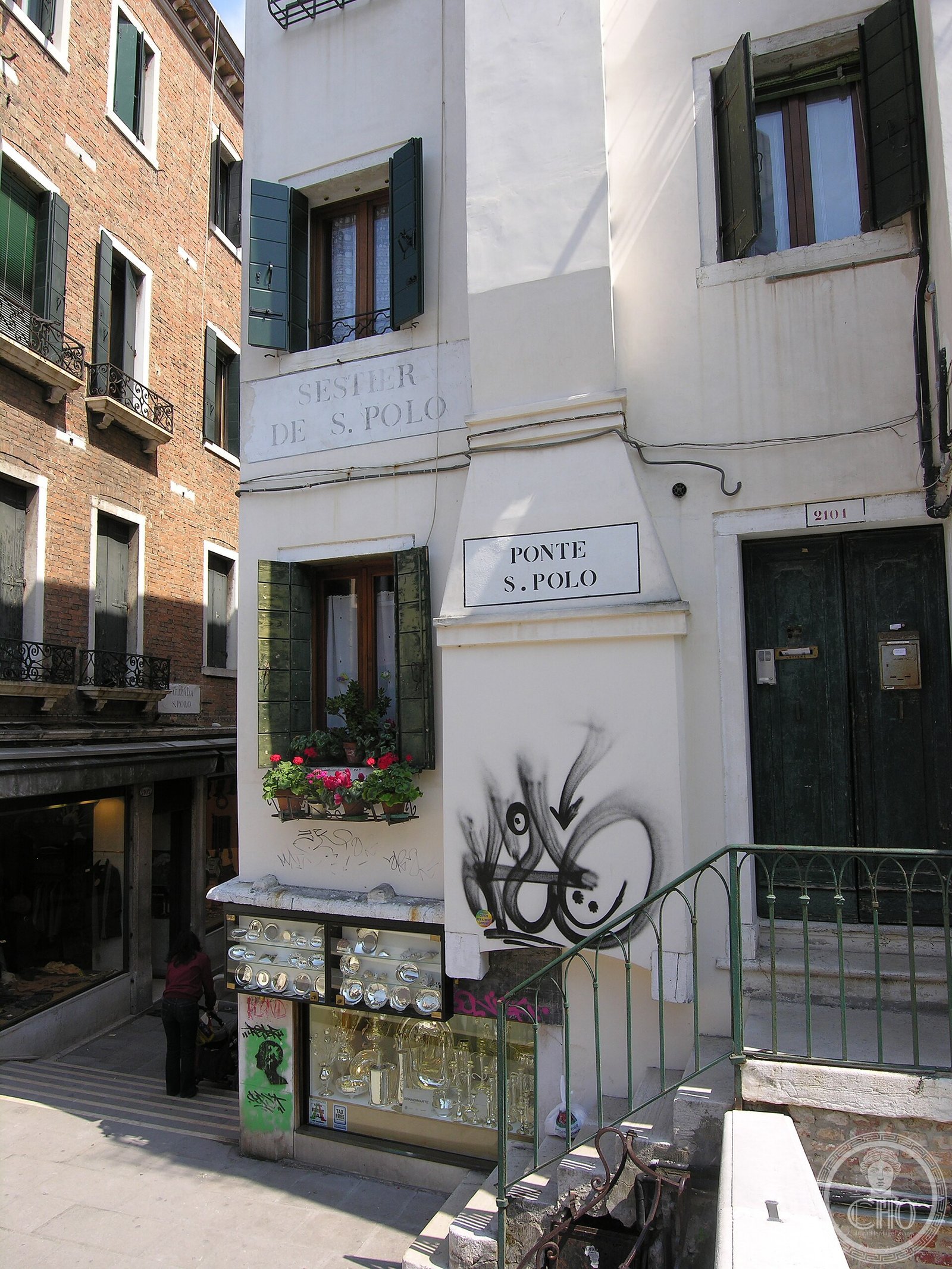 Acqua Alta bookshop — via Wikimedia Commons