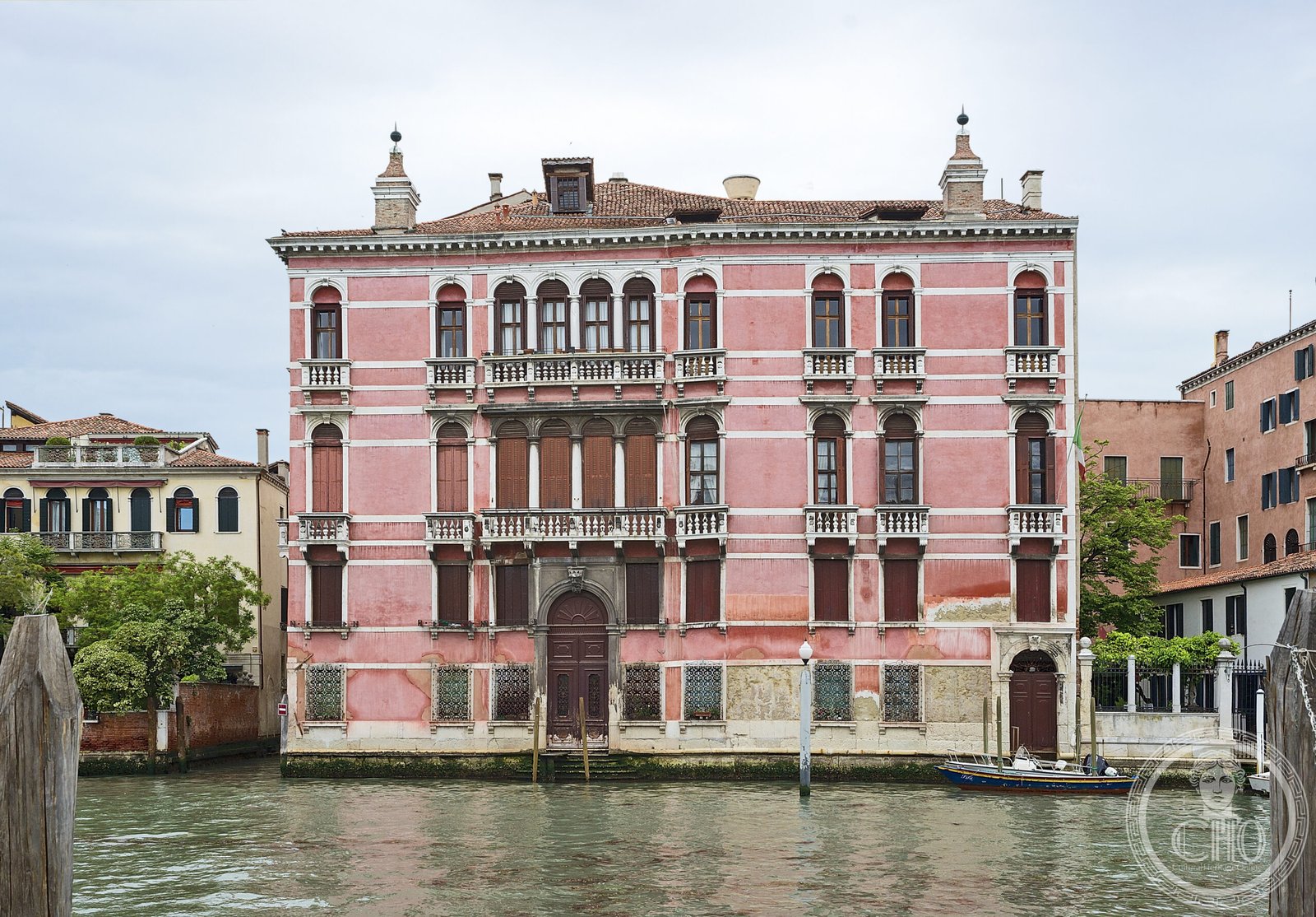 Fountain Rezzonico Palace — via Wikimedia Commons