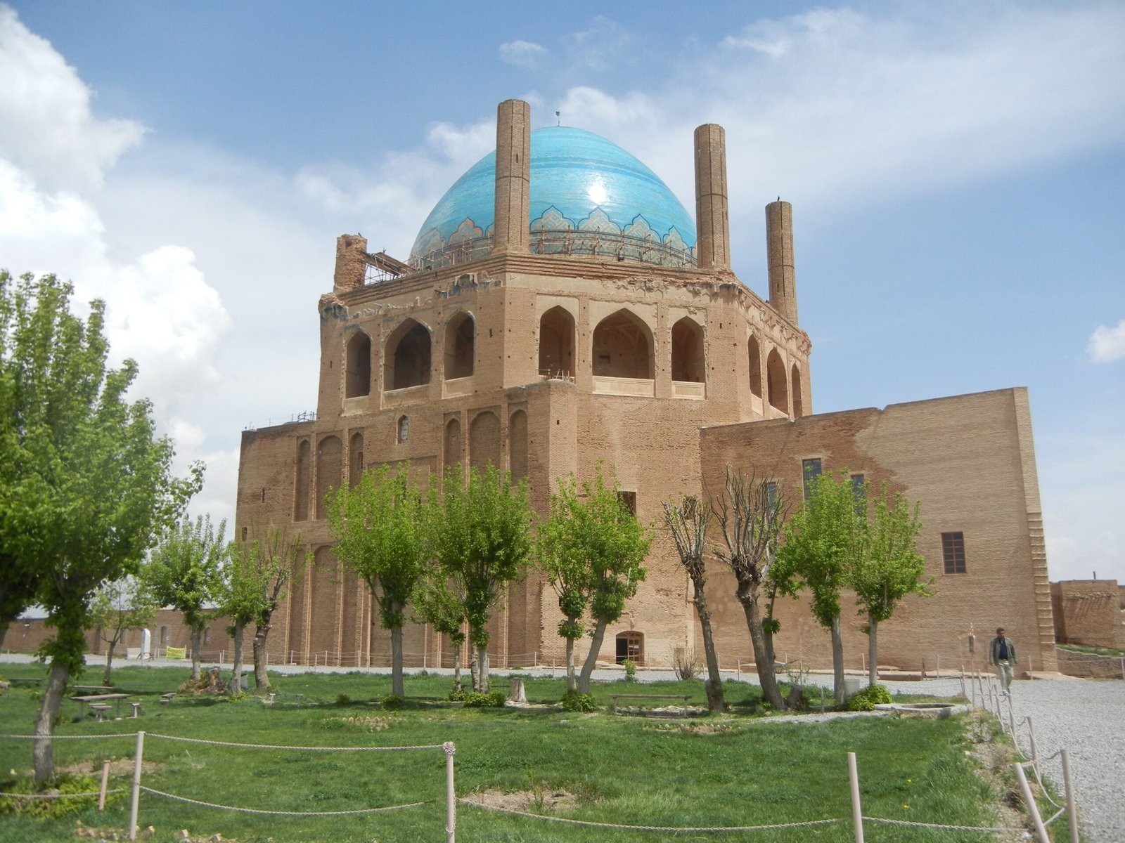 The turquoise-tiled dome of the Oljaytu Mausoleum at Soltaniyeh rising 50 metres above the plateau of Zanjan Province, Iran, surrounded by six surviving minarets