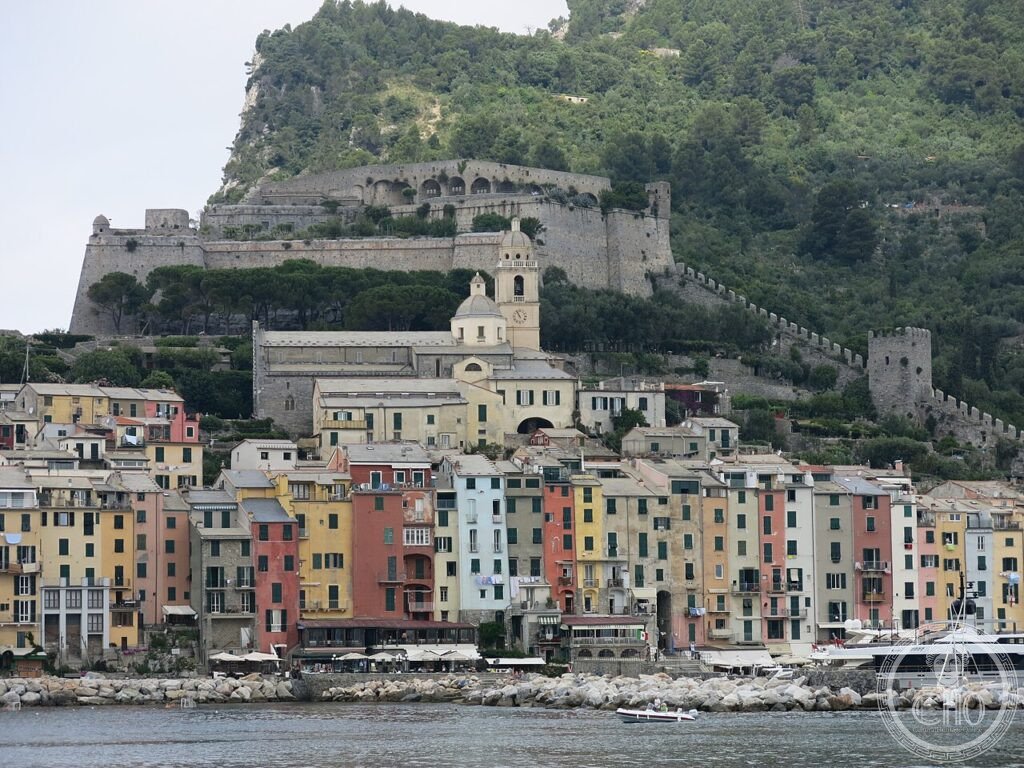 Cinque Terre Vernazza mare scogliere case colorate Liguria UNESCO 1997