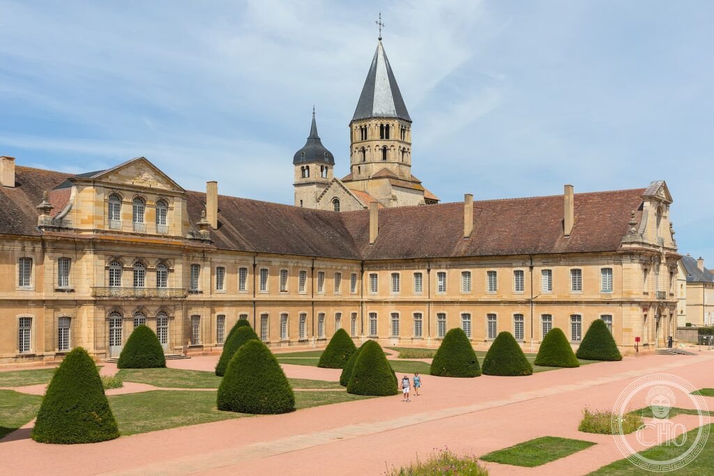 Edifici e torre superstite dell'abbazia di Cluny in Borgogna, un tempo la più grande chiesa della cristianità, Francia