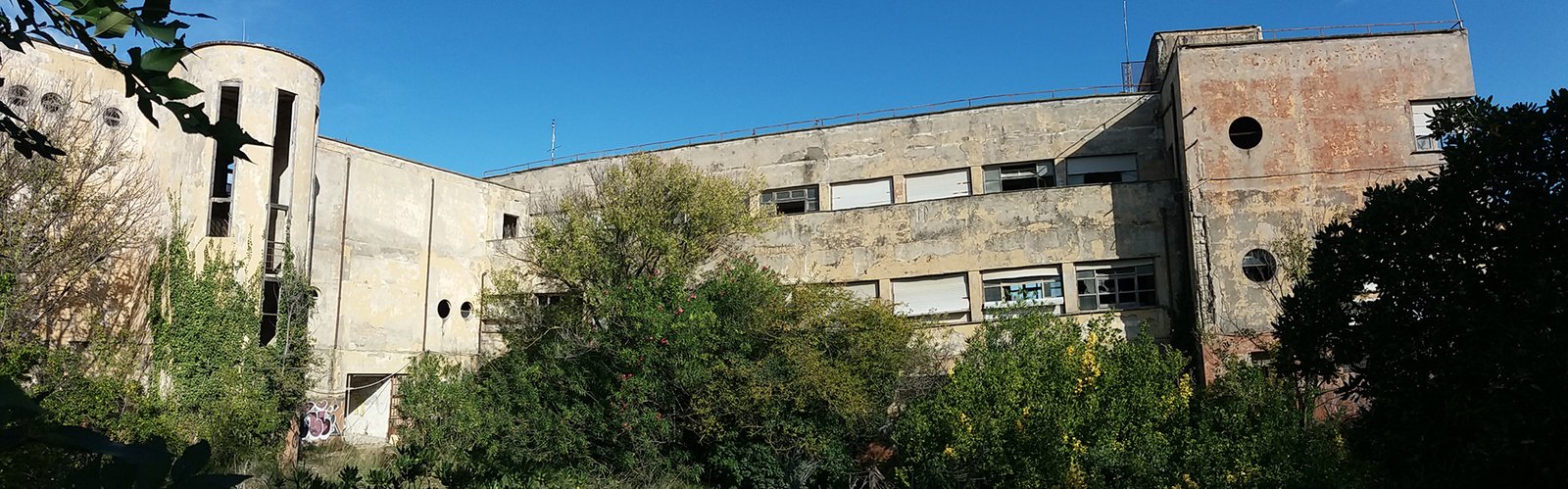 The staggered diagonal pavilions of the ex Colonia Reggiana facing the sea at Riccione