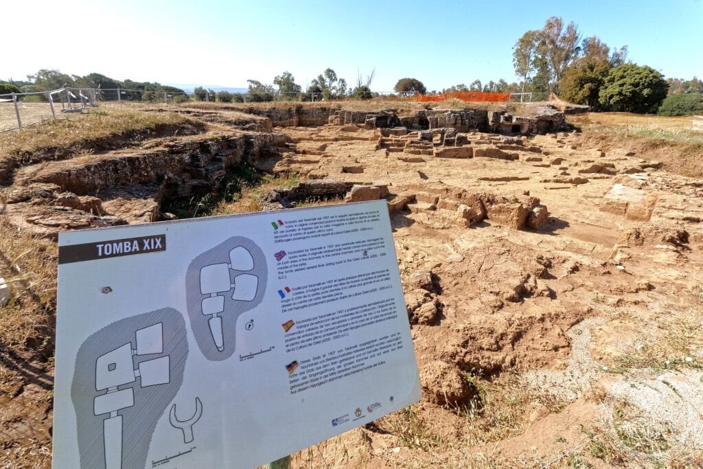 Tombe rupestri della necropoli di Anghelu Ruju ad Alghero, domus de janas scavate nella roccia calcarea, Sardegna