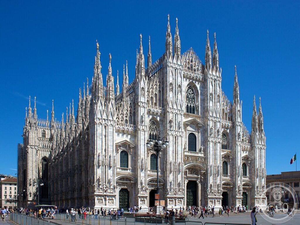 Duomo Milano facciata 1386 Gian Galeazzo Visconti gotico 3400 statue Madonnina Piazza Duomo Lombardia